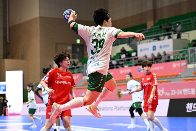 부산시설공단 여자핸드볼팀이 갑작스러운 감독 경질 사태를 빚고 있다. 사진은 지난 3월 H리그 부산시설공단-대구시청의 경기 모습. 한국핸드볼연맹 제공