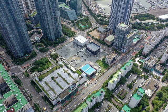 부산 해운대구 마린시티 해원초등학교 주변에 추진 중인 초고층 실버타운 건립 사업 부지. 김종진 기자 kjj1761@