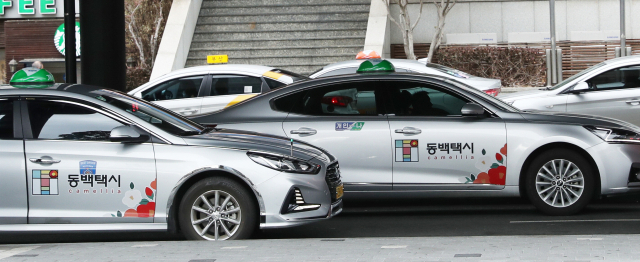 부산역 일대에서 운행 중인 동백택시 모습. 정대현 기자 jhyun@