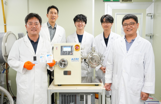 하윤철 박사(왼쪽)를 비롯한 한국전기연구원(KERI) 연구진이 전고체전지용 양극활물질과 고체전해질을 최적으로 혼합하기 위한 '블레이드 밀' 장비에서 포즈를 취하고 있다. KERI 제공