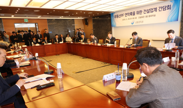 고금리가 수년 간 지속되면서 국내 금융권에서 내준 대출에도 빨간불이 켜졌다. 이복현 금융감독원장이 지난 5월 29일 서울 건설회관에서 열린 ‘부동산 프로젝트파이낸싱(PF) 연착륙을 위한 간담회’에서 발언하고 있다. 연합뉴스