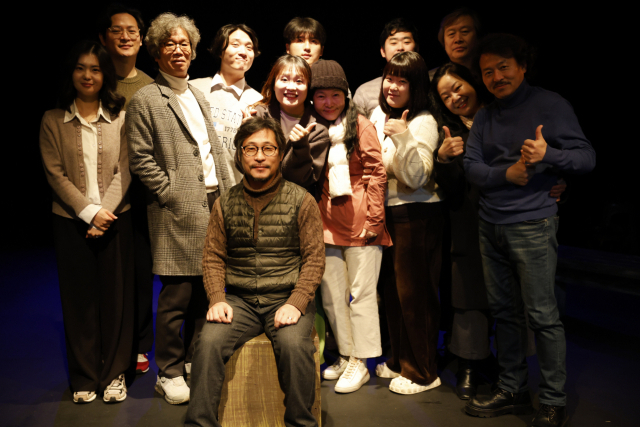 극단 어니언킹 전상배 연출(가운데)이 단원들과 사진을 찍고 있다. 어니언킹 제공