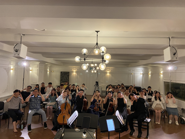 독일 공연에 앞서 28일 오후 서울 통의동 오디오가이 스튜디오에서 쇼케이스 공연을 마친 연주자들이 관객들과 기념사진을 찍고 있다. 강현민 제공