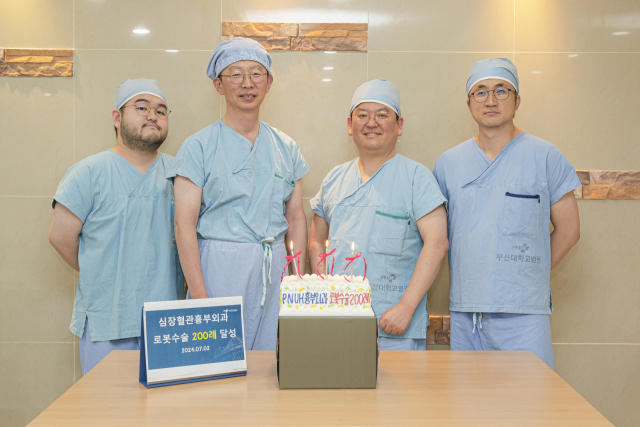 부산대병원 심장혈관흉부외과 로봇수술팀 조호성, 이호석, 조정수, 이종근 교수(왼쪽부터). 부산대병원 제공