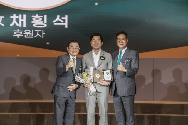 고 채횡석 씨의 그린노블클럽 99호 위촉식에는 아들인 (주)대성문 채창호 대표이사가 대리 위촉됐다. 왼쪽부터 초록우산 이홍렬 홍보대사, (주)대성문 채창호 대표이사, 초록우산 황영기 회장. 초록우산 제공