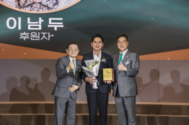 이남두 씨의 그린노블클럽 100호 위촉식에는 아들인 (주)경성리츠 채창일 대표이사가 대리 위촉됐다. 왼쪽부터 초록우산 이홍렬 홍보대사, (주)경성리츠 채창일 대표이사, 초록우산 황영기 회장. 초록우산 제공