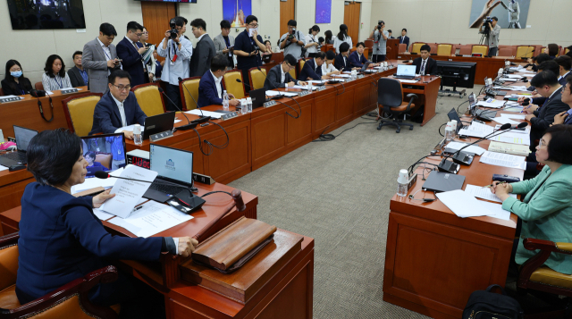 29일 오후 서울 국회에서 열린 과학기술정보방송통신위원회 전체회의에서 최민희 위원장이 의사봉을 두드리고 있다. 이날 회의에서는 이진숙 후보자 청문보고서 채택 여부를 논의했다. 연합뉴스