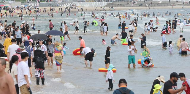 휴일인 지난 21일 오후 맑은 날씨 속에 부산 해운대구 해운대해수욕장에 많은 피서객이 몰려 무더위를 식히고 있다. 이재찬 기자 chan@