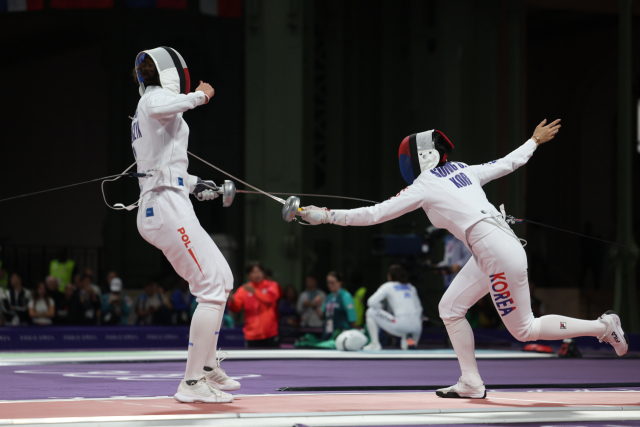 2024 파리올림픽 펜싱 여자 개인 32강전에 출전한 송세라가 마티나 스와토프스카(폴란드)와 경기를 펼치고 있다. 연합뉴스
