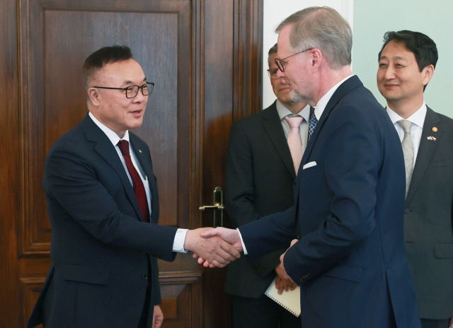 황주호(왼쪽) 한수원 사장이 지난 24일(현지시간) 페트르 피알라 체코 총리와 악수하며 감사 인사를 전하는 모습. 한국수력원자력 제공
