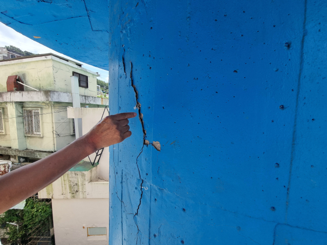 부산 남구 문현동의 한 목욕탕 굴뚝. 하부에 2~4mm 넓이의 균열이 발생했다.