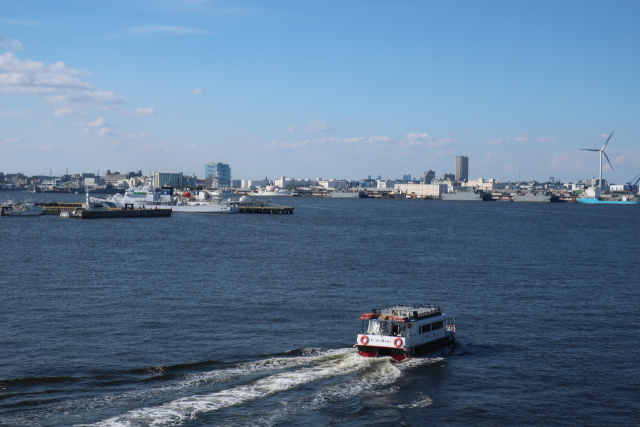 일본 요코하마 미나토미라이21 항만 지역을 배가 지나가고 있다.