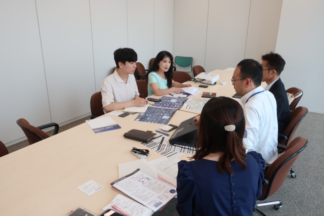<부산일보>와 부경대 HK+ 사업단 공동취재단이 일본 요코하마시 관계자와 인터뷰하고 있다.