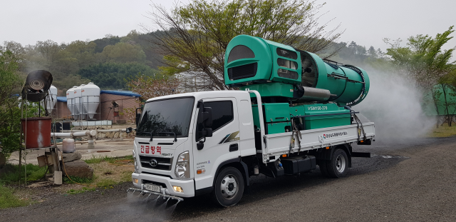 경남도는 ASF를 예방하기 위해 양돈농가 주변에 대한 소독과 방역을 강화하고 있다. 경남도 제공