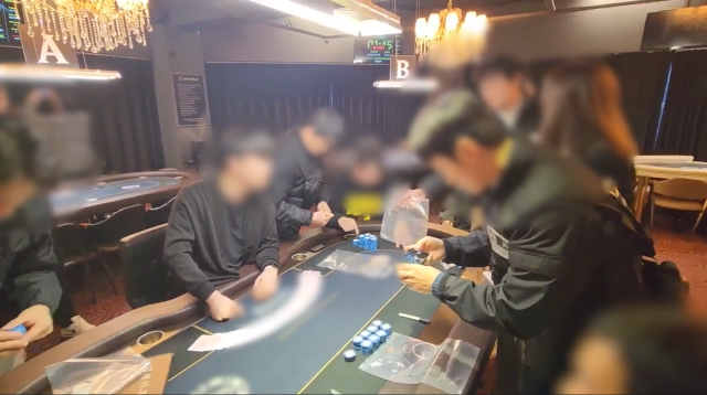 올해 3월 경찰이 부산진구 한 홀덤펍에 대한 압수수색을 진행하고 있다. 부산경찰청 제공