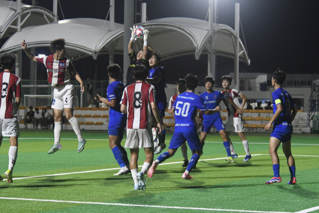 지난 27일 경남 고성군에서 열린 제61회 청룡기 전국고등학교축구대회 8강전 부산 SCDONGA U18과 울산 학성고의 경기에서 SCDONGA U18의 골키퍼 이준엽이 공을 잡아내고 있다. 부산시축구협회 제공