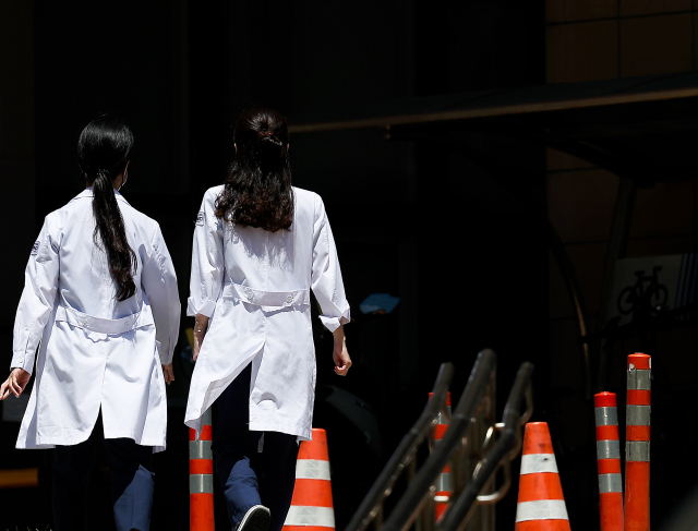 한국의학교육평가원(의평원)은 30일 의학교육 평가인증과 관련한 주요 변화 평가계획 설명회를 진행했다. 의평원은 올해 2025학년도 대학 입시에서 정원이 10% 이상 늘어난 전국 30개 의대·의학전문대학원에 대한 평가를 진행할 예정이다. 지난 29일 대구 한 대학병원에서 의료관계자들이 이동하고 있다. 연합뉴스
