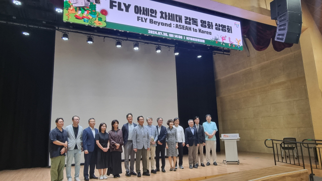 ‘FLY 아세안 차세대 감독 영화 상영회’에 참석한 내빈들이 기념사진을 찍고 있다. 탁경륜 기자