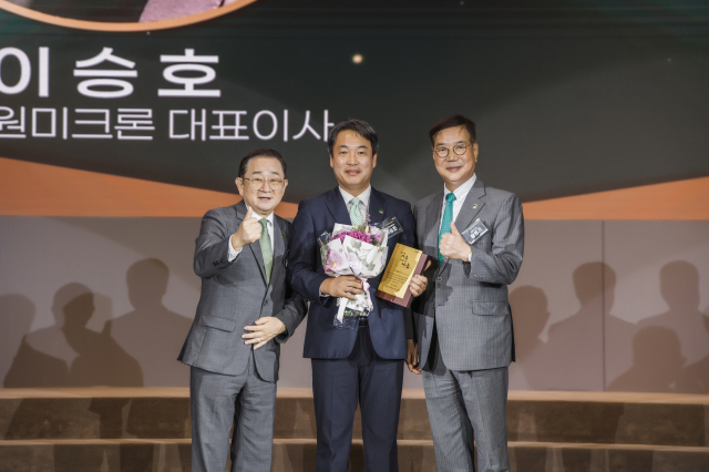 (주)신원미크론 이승호 대표이사가 그린노블클럽 101호에 위촉됐다. 왼쪽부터 초록우산 이홍렬 홍보대사, (주)신원미크론 이승호 대표이사, 초록우산 황영기 회장. 초록우산 제공