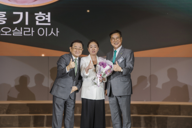 (주)오실라 홍기현 이사가 그린노블클럽 103호에 위촉됐다. 왼쪽부터 초록우산 이홍렬 홍보대사, (주)오실라 홍기현 이사, 초록우산 황영기 회장. 초록우산 제공
