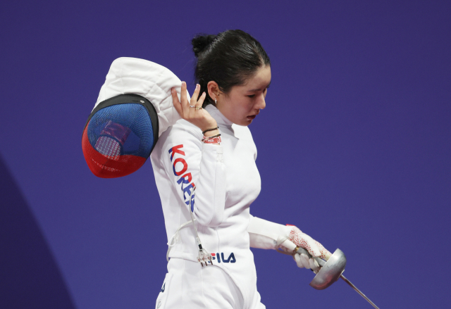 27일(현지시간) 프랑스 파리 그랑 팔레에서 열린 펜싱 여자 에페 개인 16강전에서 에스테르 무허리(헝가리)에 패해 8강 진출에 실패한 송세라가 굳은 표정을 짓고 있다. 연합뉴스