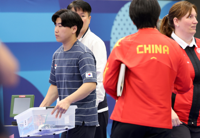 사진은 28일(현지시간) 프랑스 샤토루 슈팅 센터에서 열린 2024 파리올림픽 사격 공기권총 10m 남자 결선에서 4위를 한 이원호가 경기 종료 후 자신의 사로를 정리하고 있는 모습. 연합뉴스