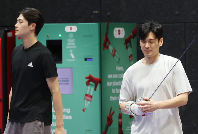 펜싱 남자 사브르 단체전에 출전하는 구본길(오른쪽)과 오상욱이 훈련을 하고 있다. 연합뉴스