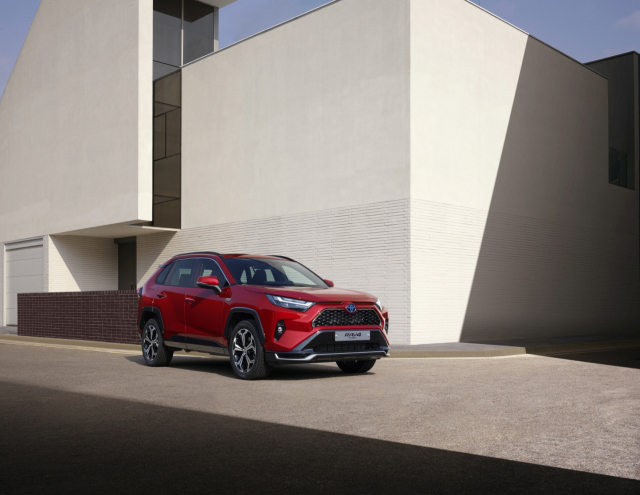 국내 수입차 시장이 경기불황, 법인차 연두색 번호판 부착 등으로 감소세를 보이고 있는 상황에서 올 상반기에 4개 브랜드는 전년 대비 판매가 증가했다. 토요타 ‘라브4’. 토요타코리아 제공