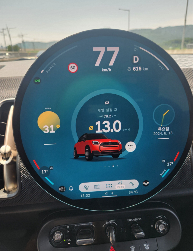 미니코리아의 3세대 '뉴 미니 컨트리맨' 계기판, 내비게이션, 실내 공조 제어, 인포테인먼트 기능 등이 포함된 디스플레이. 미니코리아 제공