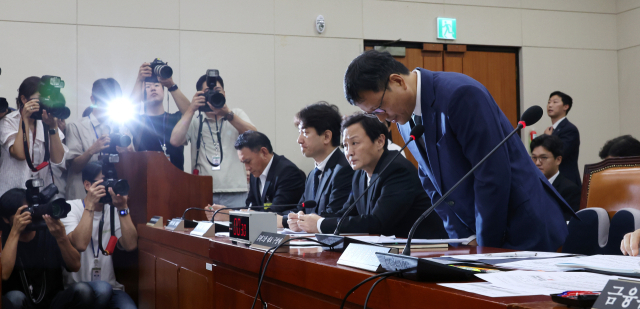 30일 오전 국회 정무위원회에서 열린 '티몬·위메프 정산 및 환불 지연 사태' 관련 긴급 현안질의에서 구영배 큐텐그룹 대표가 고개를 숙이고 있다. 왼쪽부터 박준석 전자지급결제협회 회장, 류화현 위메프 대표, 류광진 티몬 대표, 구영배 큐텐그룹 대표. 연합뉴스