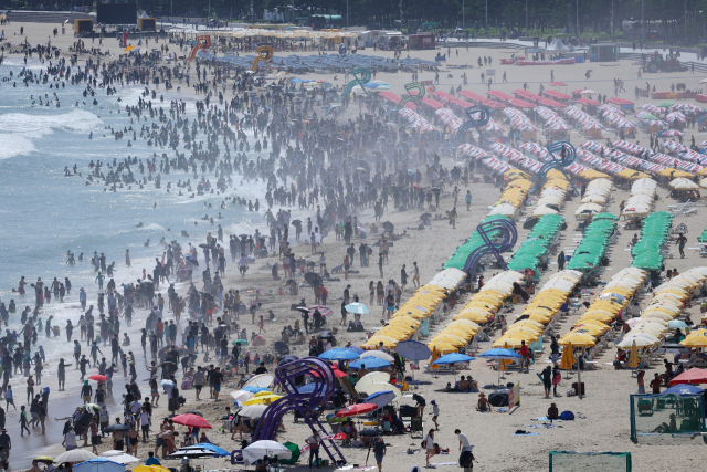 전국적으로 무더위가 계속되고 있는 28일 오후 부산 해운대구 해운대해수욕장이 본격적인 휴가철을 맞아 더위를 식히는 피서객들로 붐비고 있다. 연합뉴스