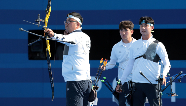 지난 29일(현지시간) 프랑스 파리 레쟁발리드 양궁 경기장에서 열린 2024 파리 올림픽 양궁 남자 단체 결승 한국과 프랑스의 경기에서 김우진이 마지막 한 발을 쏘고 있다. 연합뉴스
