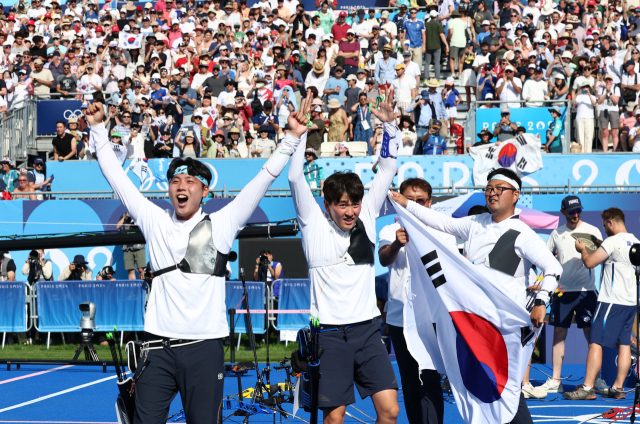 지난 29일(현지시간) 열린 양궁 남자 단체 결승전에서 프랑스를 이기고 우승을 차지한 한국 대표팀 선수들이 환호하고 있다. 연합뉴스