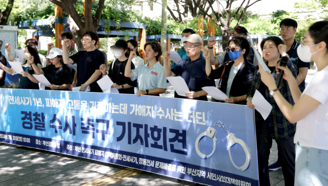 부산 지역 전세사기 피해자들이 30일 오전 전세사기 피해 1년을 맞아 부산경찰청 앞에서 신속한 수사를 촉구하는 기자회견을 열었다. 정대현 기자 jhyun@