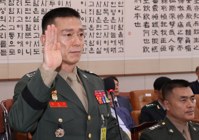 임성근 전 해병대 1사단장이 지난해 7월 19일 국회 ‘윤석열 대통령 탄핵소추안 발의 요청’ 국민동의 청원 관련 청문회에서 증인 선서를 하고 있다. 이날 사촌 동생인 박철완 검사가 문자메시지로 법적인 조언을 한 것으로 나타났다. 연합뉴스