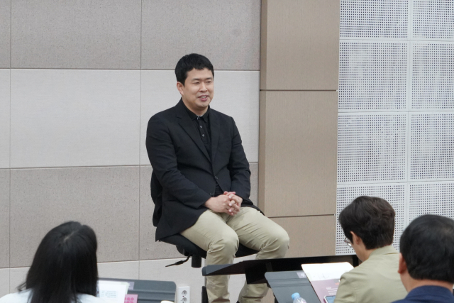 지난 7월 10일 부산시향 연습실에서 취임 기자회견을 열고 있는 홍석원 예술감독. 부산시향 제공