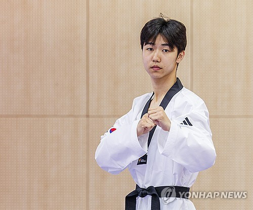 2024 파리 올림픽 태권도 58kg급에 출전하는 박태준이 지난 25일 대한체육회 진천선수촌에서 열린 미디어 데이에서 포즈를 취하고 있다. 연합뉴스