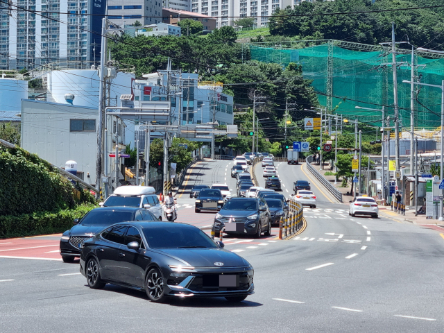 부산 영도구 동삼동 아르떼뮤지엄 부산 주차장에 들어가려는 차들이 꼬리를 물고 있다. 김준현 기자 joon@