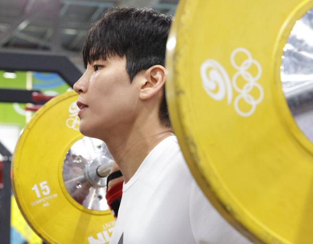 유도 여자 대표팀의 주장 윤현지(안산시청)가 웨이트트레이닝을 하고 있다. 연합뉴스