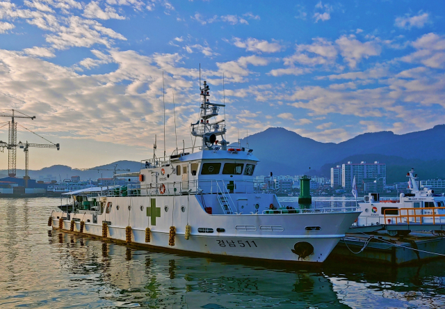 병원선 경남511호. 경남도 내 7개 시군, 40개 섬, 49개 마을주민 2500여 명에게 매월 1회 정기순회 서비스를 제공하고 있다. 경남도 제공
