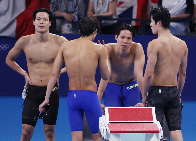 30일(현지시간) 프랑스 파리 라데팡스 아레나에서 열린 2024 파리올림픽 수영 남자 계영 800m 결승이 끝난 뒤 김우민이 동료들을 다독이고 있다. 양재훈, 이호준, 김우민, 황선우가 출전한 대표팀은 7분07초26을 기록해 6위를 기록했다. 연합뉴스