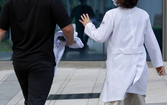 최근 5년간 부산지역 의대 졸업생 가운데 부산 지역 병원에 취업한 비율은 50%에 미치지 못하는 것으로 나타났다. 사진은 지난 대구 한 대학병원에서 의료관계자들이 이동하는 모습. 연합뉴스