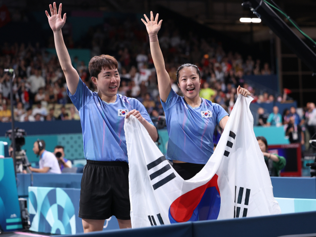30일(현지시간) 프랑스 파리 사우스 파리 아레나4에서 열린 2024 파리올림픽 탁구 혼합복식 동메달 결정전에서 한국 임종훈-신유빈이 홍콩 웡춘팅-두호이켐과 대결에서 승리를 거둔 뒤 기뻐하고 있다. 연합뉴스