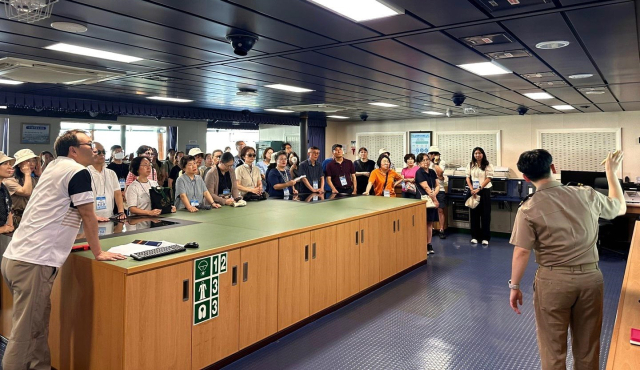 ‘2024년 교사 해양현장 체험사업 1차 연수’ 주요 활동의 하나인 국립목포해양대학교 실습선 현장 견학 모습. 한국해양재단 제공