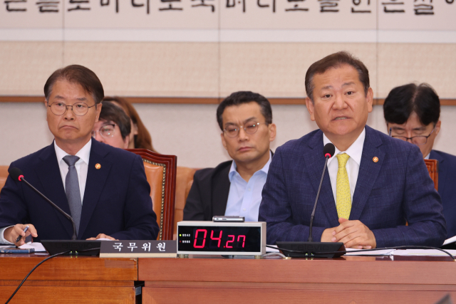 부산지역 국회의원들이 일제히 ‘특별교부세 홍보’에 돌입했다. 사진은 이상민 행정안전부 장관(오른쪽)이 31일 오전 국회에서 열린 법제사법위원회 전체회의에 참석해 질의에 답하는 모습. 연합뉴스