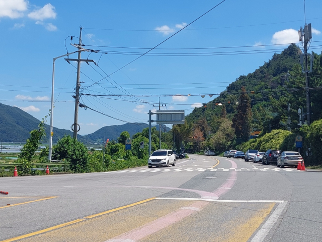 경남 밀양시내 농공단지 조성계획 구역에 포함된 왕복 2차선(밀양시도 22호선) 일부 구간.