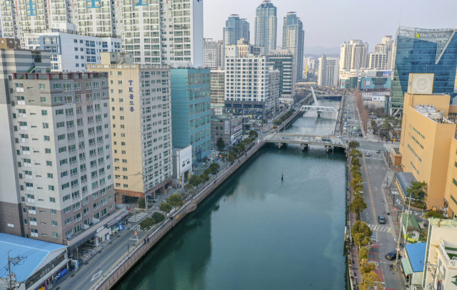 동천의 수질 개선을 위해 성지곡 수원지의 계곡물이 투입된다. 사진은 동천 전경. 김종진 기자 kjj1761@