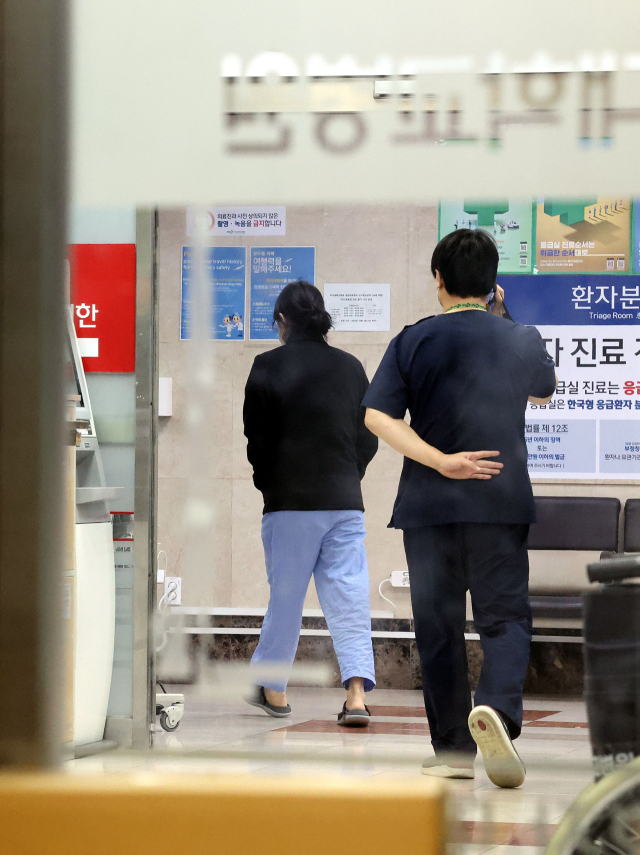 전공의 이탈로 빚어진 의료공백 사태가 지역·필수의료 강화의 당위성을 더욱 부각시켜 주고 있지만 현실에선 거꾸로 지역의대 졸업생의 수도권 쏠림이 갈수록 심화하고 있다. 전공의들이 집단 이탈한 부산의 한 대학병원 모습. 부산일보DB