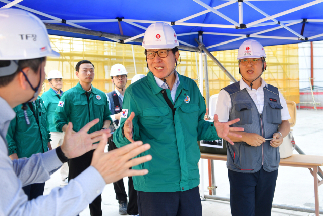 박형준 부산시장이 31일 부산 중구 부산롯데타워 건설 현장을 찾아 온열질환 예방 안전수칙 준수 여부 등 폭염 종합대책 이행 상황을 점검하고 있다. 부산시 제공