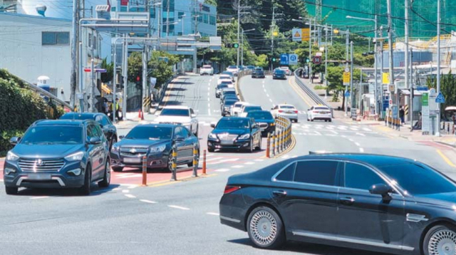 지난달 29일 부산 영도구 동삼동 아르떼뮤지엄 부산 주차장에 들어가려는 차들이 꼬리를 물고 있다.